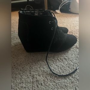 Tom’s Suede Black Wedges